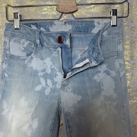 AMERICAN Eagle Floral Bleach Stamp Distressed Jegging Crop Jeans Size 0 - Picture 7 of 14